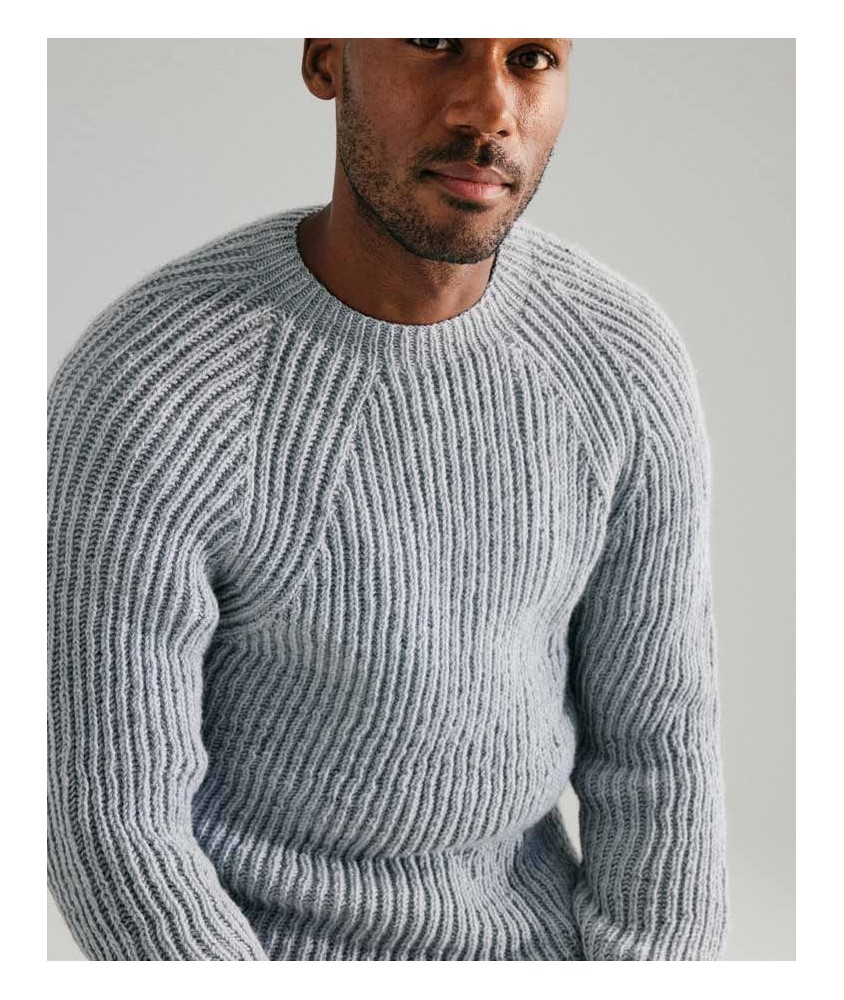 Pull Lewis gris flanelle entièrement en côtes anglaises, porté par un homme - Patron tricot Phildar