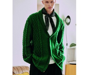Veste Sean vert bouteille à torsades, boutonnée, portée par un homme avec un foulard - Patron tricot Pingouin