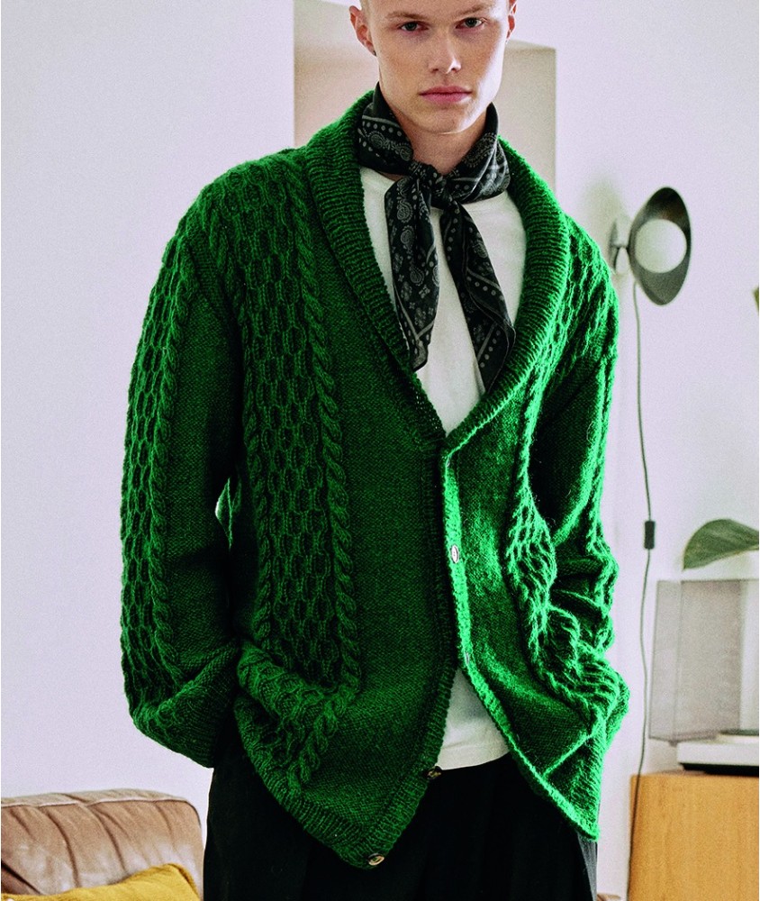 Veste Sean vert bouteille à torsades, boutonnée, portée par un homme avec un foulard - Patron tricot Pingouin