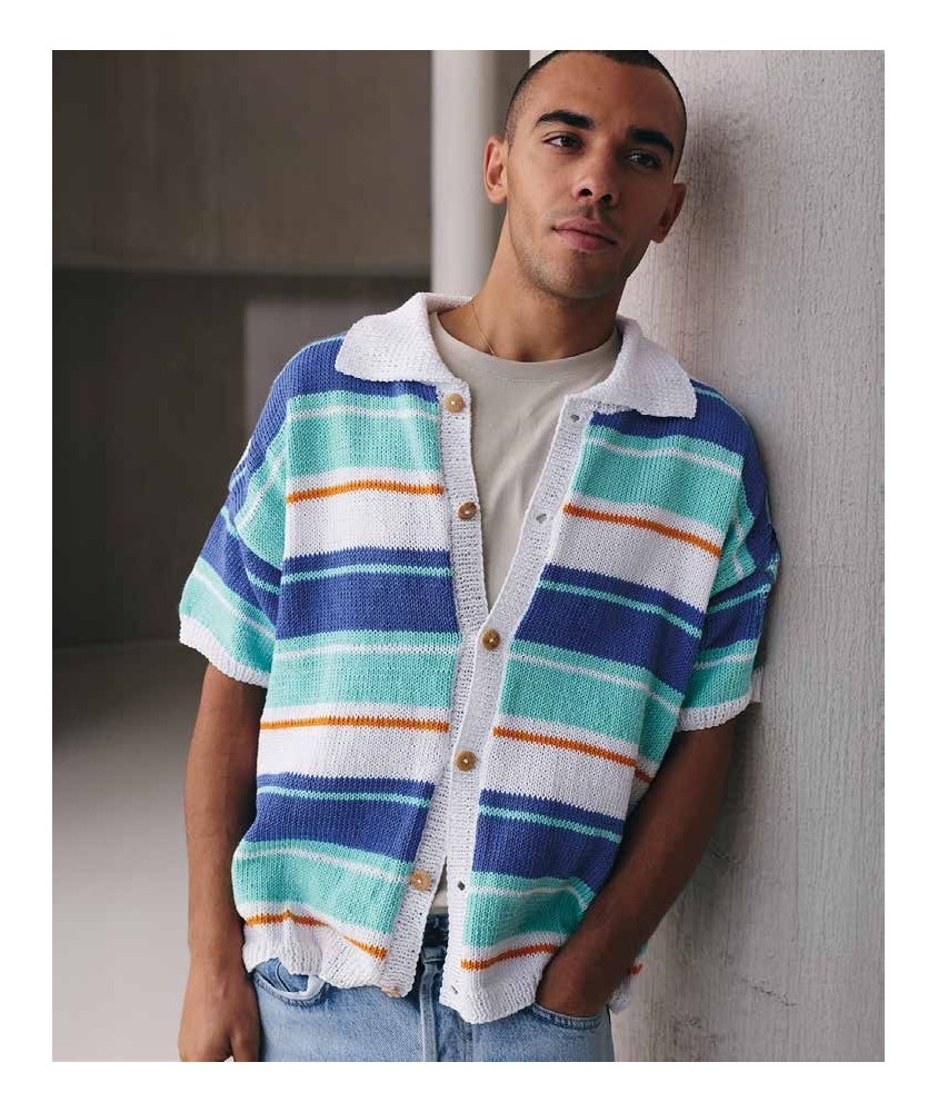 Cardigan Matthew rayé blanc, vert et bleu, manches courtes et col chemise, porté par un homme - Patron tricot Pingouin