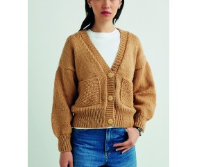 Gilet Svea camel à col V, poches plaquées et boutons, porté par une femme - Patron tricot Pingouin