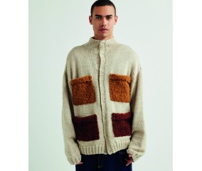 Gilet Sanders beige avec quatre poches plaquées ambre et noisette en fil bouclette - Patron tricot Pingouin