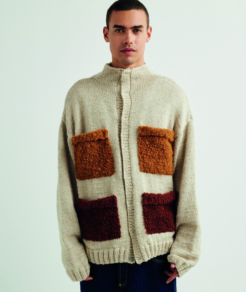Gilet Sanders beige avec quatre poches plaquées ambre et noisette en fil bouclette - Patron tricot Pingouin