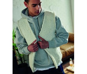 Gilet sans manches Ollé écru en fil bouclette très épais, porté ouvert sur un sweat - Patron tricot Pingouin