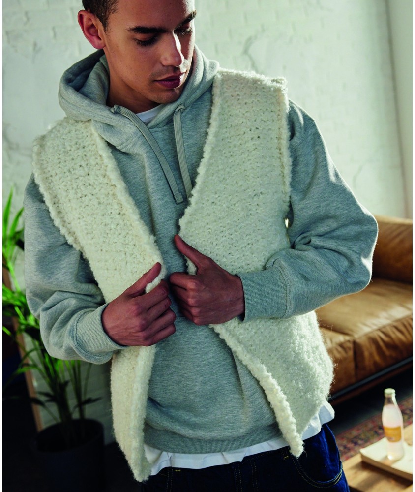 Gilet sans manches Ollé écru en fil bouclette très épais, porté ouvert sur un sweat - Patron tricot Pingouin