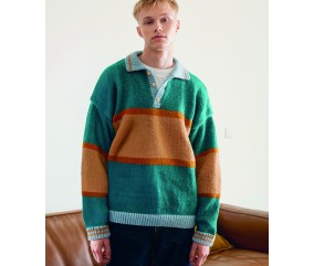 Pull Ronan à col polo boutonné, larges bandes vert, caramel et ambre, porté par un homme - Patron tricot Pingouin