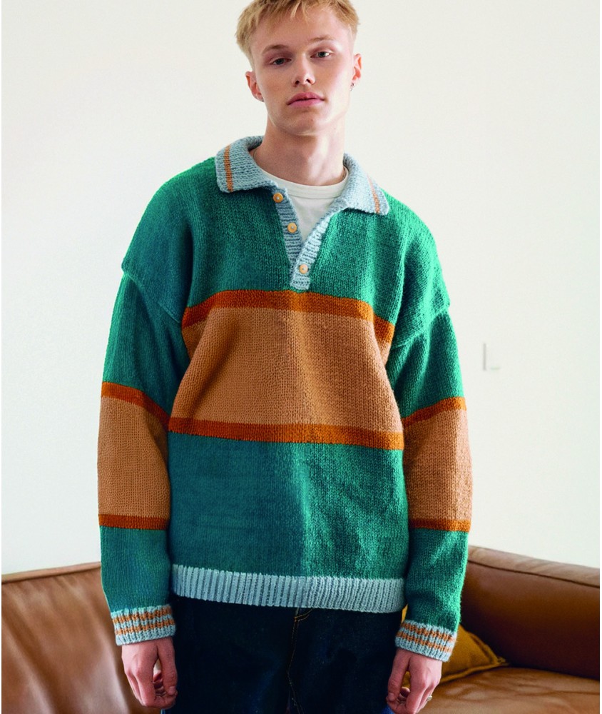 Pull Ronan à col polo boutonné, larges bandes vert, caramel et ambre, porté par un homme - Patron tricot Pingouin