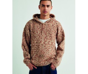 Pull à capuche Bo en fil moucheté beige et rouille, avec cordon, porté par un homme - Patron tricot Pingouin