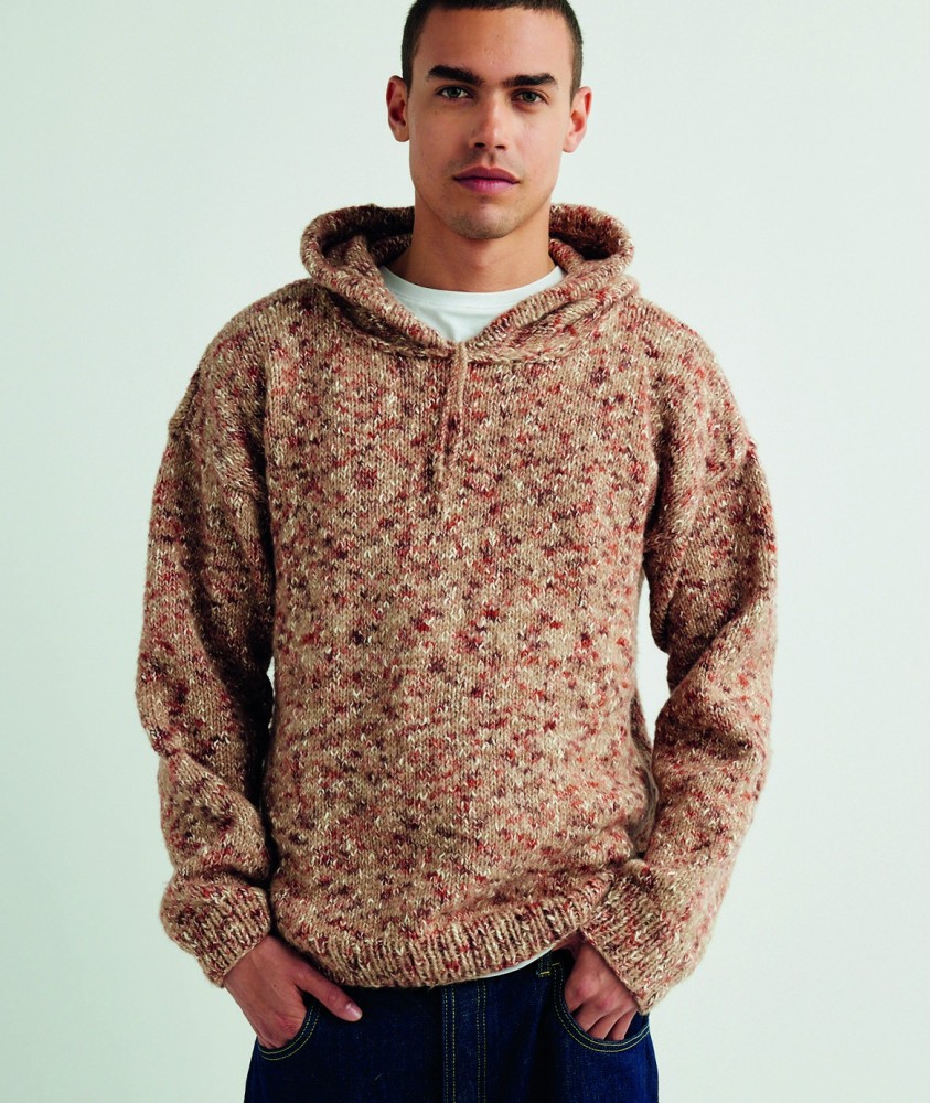 Pull à capuche Bo en fil moucheté beige et rouille, avec cordon, porté par un homme - Patron tricot Pingouin