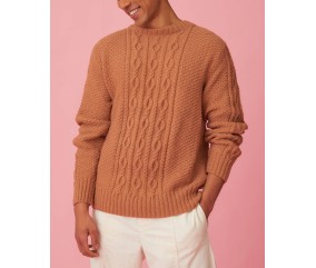 Pull Diego terracotta à torsades centrales et point damier, porté par un homme - Patron tricot Pingouin