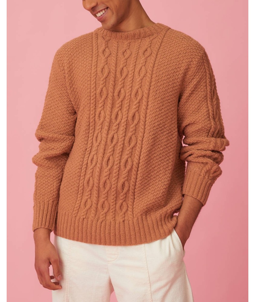 Pull Diego terracotta à torsades centrales et point damier, porté par un homme - Patron tricot Pingouin