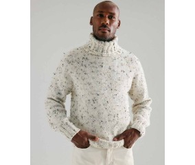 Pull Livio écru moucheté à col roulé, en fil tweed, porté par un homme - Patron tricot Phildar