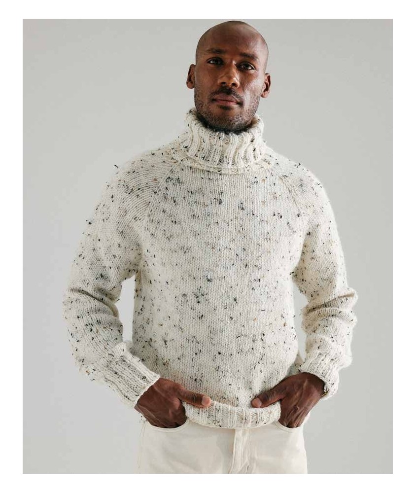 Pull Livio écru moucheté à col roulé, en fil tweed, porté par un homme - Patron tricot Phildar