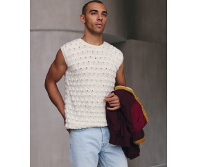 Débardeur Dominic écru à nopes en relief, porté sur un tee-shirt par un homme - Patron tricot Pingouin