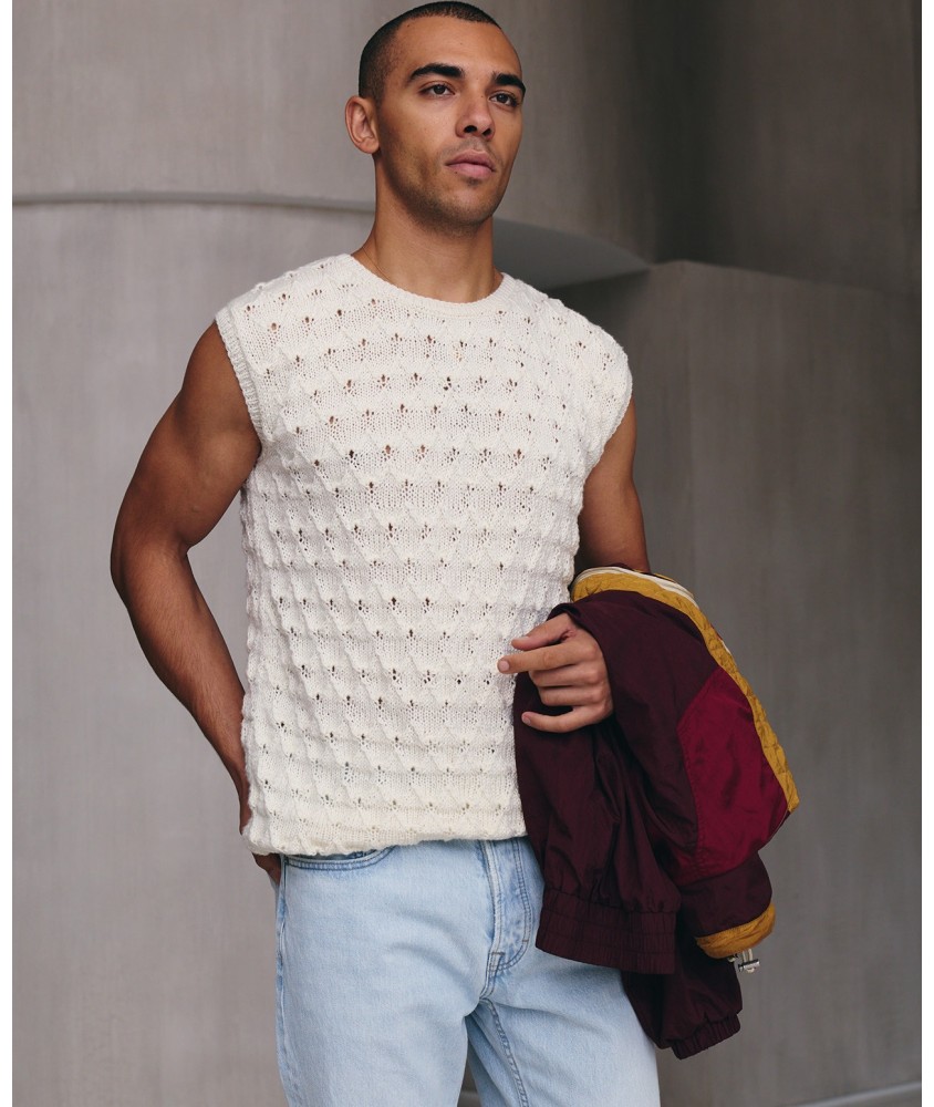 Débardeur Dominic écru à nopes en relief, porté sur un tee-shirt par un homme - Patron tricot Pingouin