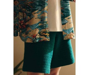 Short Manu vert sapin crocheté, avec ceinture et cordelière, porté par un homme - Patron crochet Pingouin