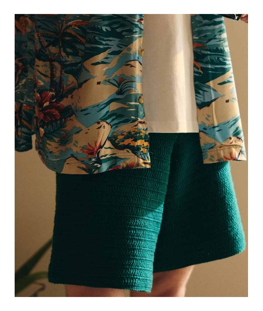 Short Manu vert sapin crocheté, avec ceinture et cordelière, porté par un homme - Patron crochet Pingouin
