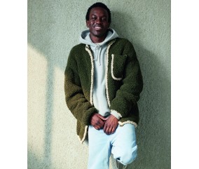 Veste Marvin kaki en fil peluche, zippée, bordures beige, portée par un homme - Patron tricot Pingouin
