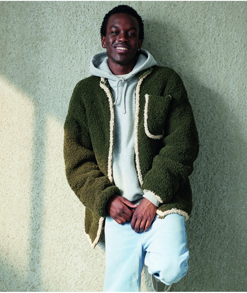 Veste Marvin kaki en fil peluche, zippée, bordures beige, portée par un homme - Patron tricot Pingouin