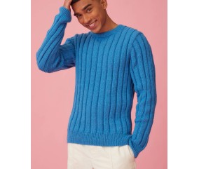 Pull Dylan bleu vif entièrement en côtes plates, porté par un homme - Patron tricot Pingouin