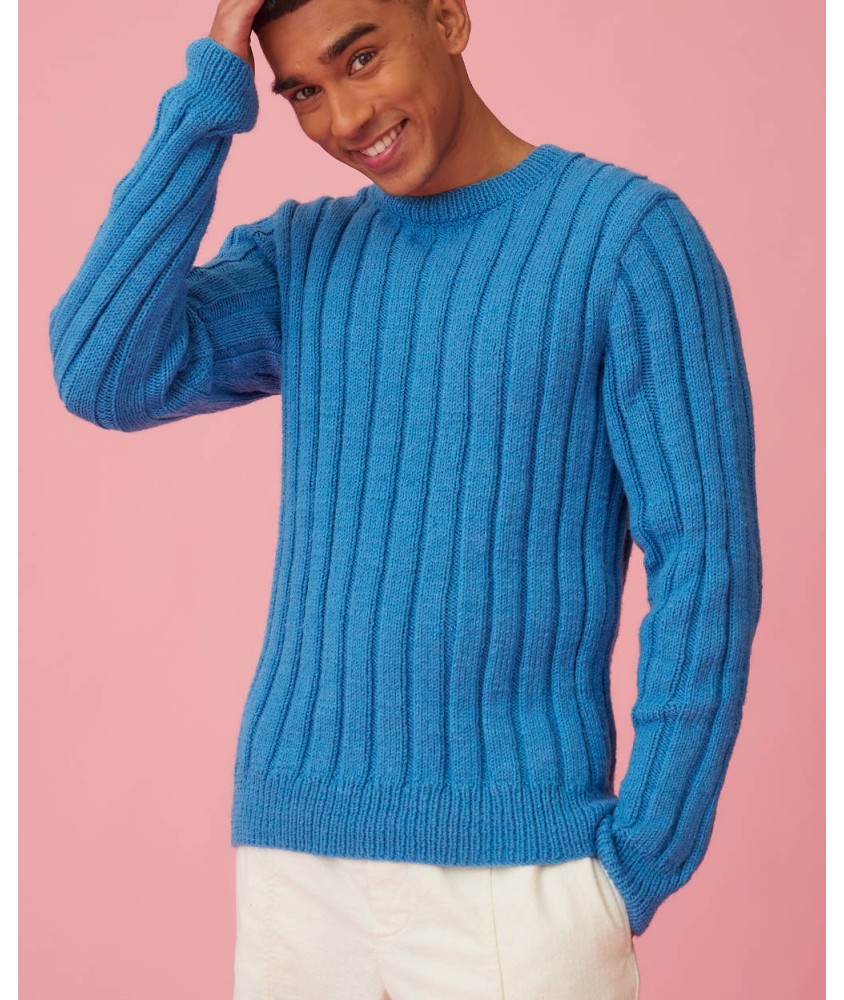 Pull Dylan bleu vif entièrement en côtes plates, porté par un homme - Patron tricot Pingouin