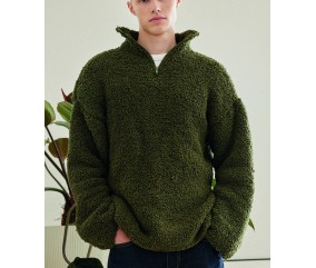 Pull Tyron kaki en fil peluche avec col montant zippé, porté par un homme - Patron tricot Pingouin