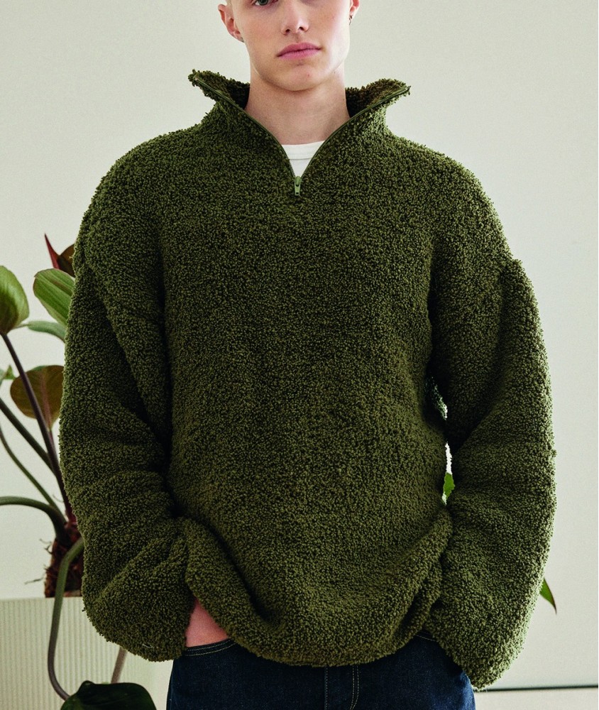 Pull Tyron kaki en fil peluche avec col montant zippé, porté par un homme - Patron tricot Pingouin