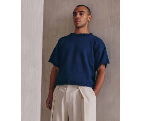 T-shirt Alexander marine tricoté en coton, manches courtes, porté par un homme - Patron tricot Pingouin