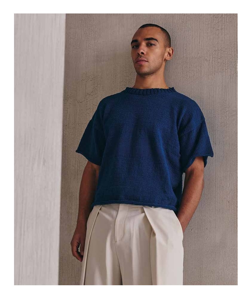 T-shirt Alexander marine tricoté en coton, manches courtes, porté par un homme - Patron tricot Pingouin