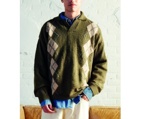 Pull Aron kaki à losanges en jacquard écru et gris, col ouvert, porté par un homme - Patron tricot Pingouin