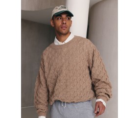 Pull Joshua beige lin en point fantaisie ajouré, coupe ample, porté par un homme - Patron tricot Pingouin