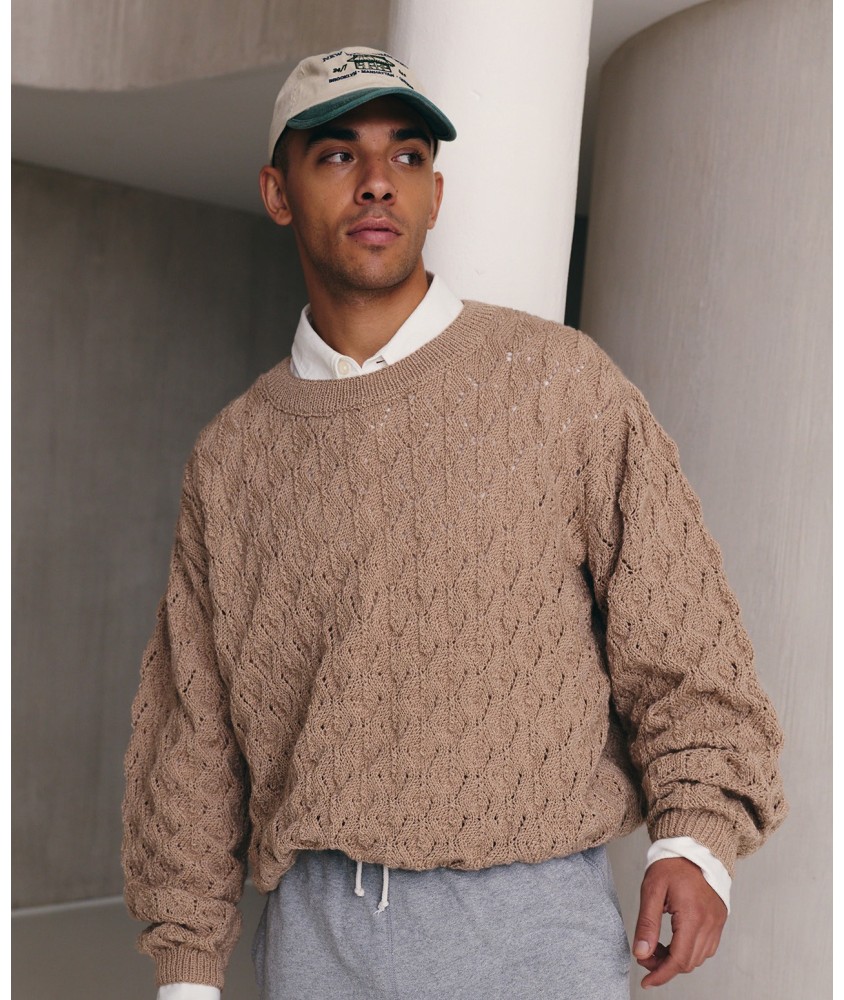 Pull Joshua beige lin en point fantaisie ajouré, coupe ample, porté par un homme - Patron tricot Pingouin