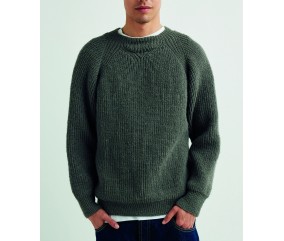 Pull Svante vert foncé en côtes perlées, raglan sans couture, porté par un homme - Patron tricot Pingouin