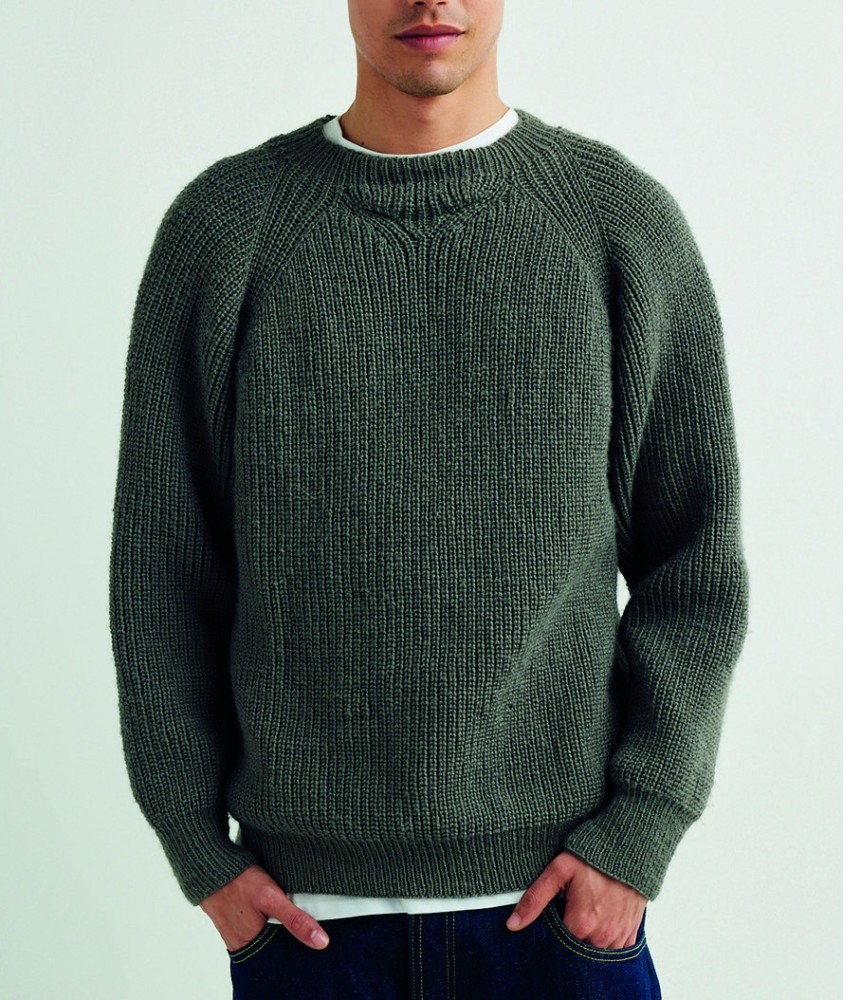 Pull Svante vert foncé en côtes perlées, raglan sans couture, porté par un homme - Patron tricot Pingouin