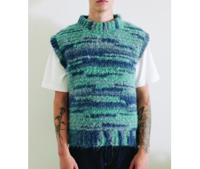 Débardeur Cillian au crochet en mohair dégradé bleu et vert, porté sur un tee-shirt - Patron crochet Pingouin