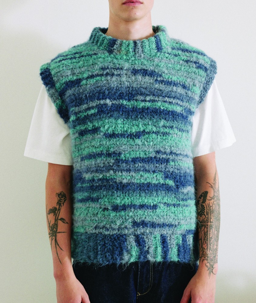 Débardeur Cillian au crochet en mohair dégradé bleu et vert, porté sur un tee-shirt - Patron crochet Pingouin