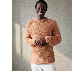 Pull Maddie camel en fil doux et duveteux, tricoté sans couture, porté par un homme - Patron tricot Pingouin