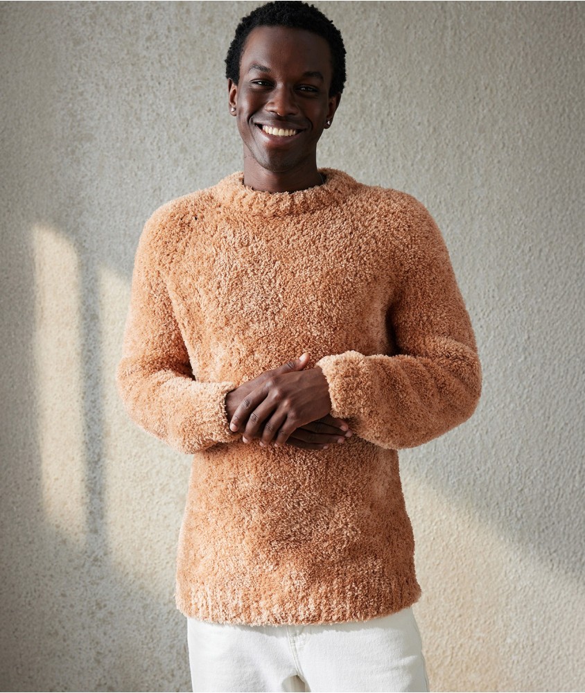 Pull Maddie camel en fil doux et duveteux, tricoté sans couture, porté par un homme - Patron tricot Pingouin