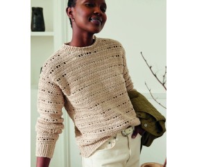 Pull Rama beige dune au crochet, brides ajourées en lyocell, porté par une femme - Patron crochet Phildar