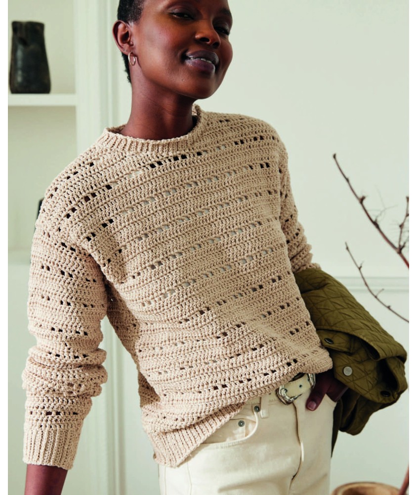Pull Rama beige dune au crochet, brides ajourées en lyocell, porté par une femme - Patron crochet Phildar
