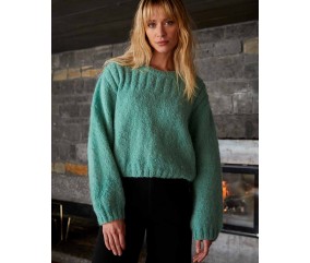 Pull Saly vert menthe à manches ballon, en jersey et côtes, porté par une femme - Patron tricot Phildar