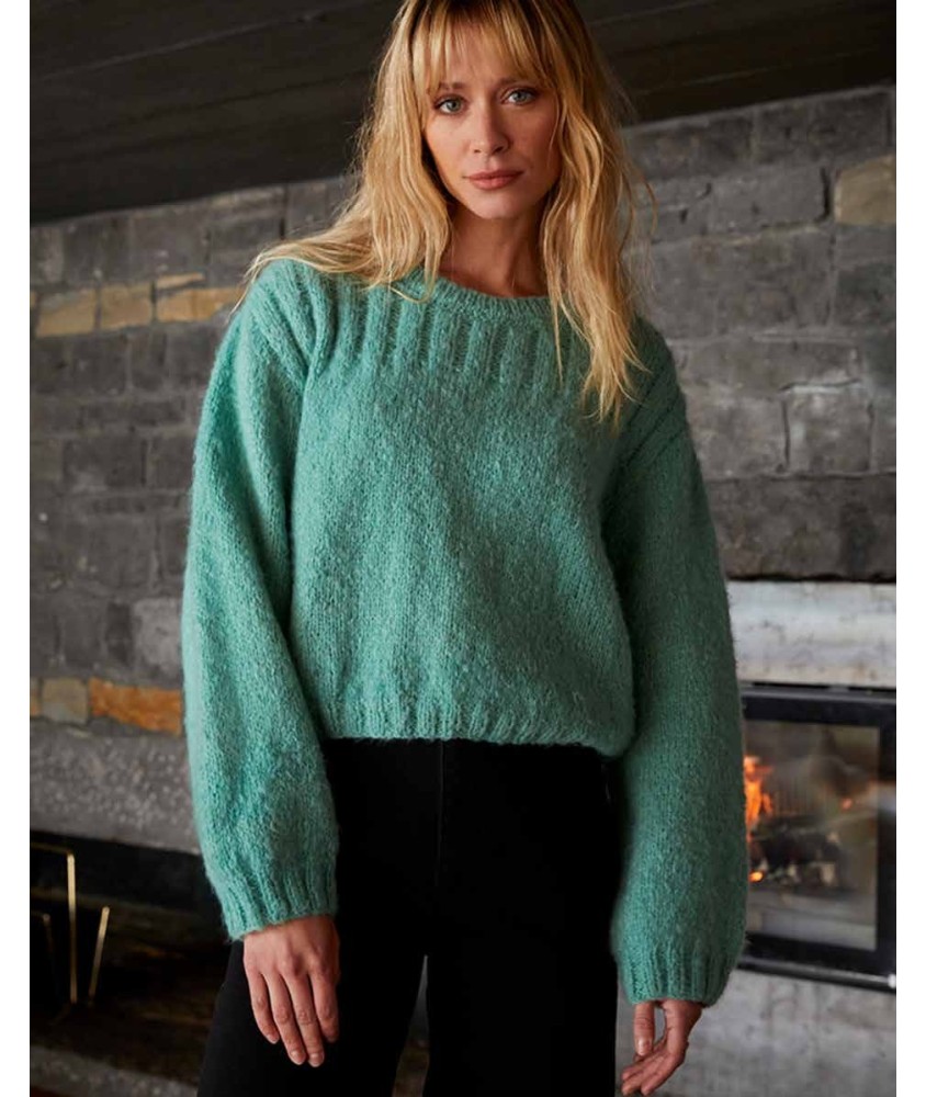 Pull Saly vert menthe à manches ballon, en jersey et côtes, porté par une femme - Patron tricot Phildar