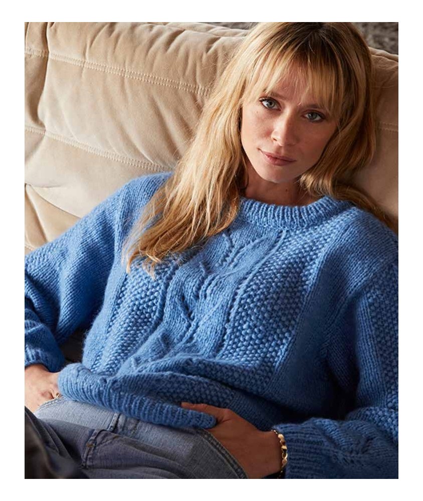 Pull Sania bleu océan à torsades et point de riz, en laine mérinos, porté par une femme - Patron tricot Phildar