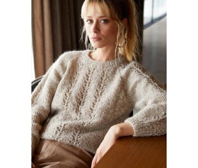 Pull Sheryne beige naturel en mohair, raglan et point fantaisie, porté par une femme - Patron tricot Phildar