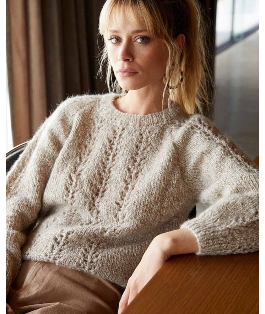 Pull Sheryne beige naturel en mohair, raglan et point fantaisie, porté par une femme - Patron tricot Phildar