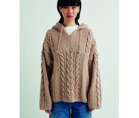 Pull Vincent lin chiné à capuche et torsades, coupe oversize, porté par une femme - Patron tricot Pingouin