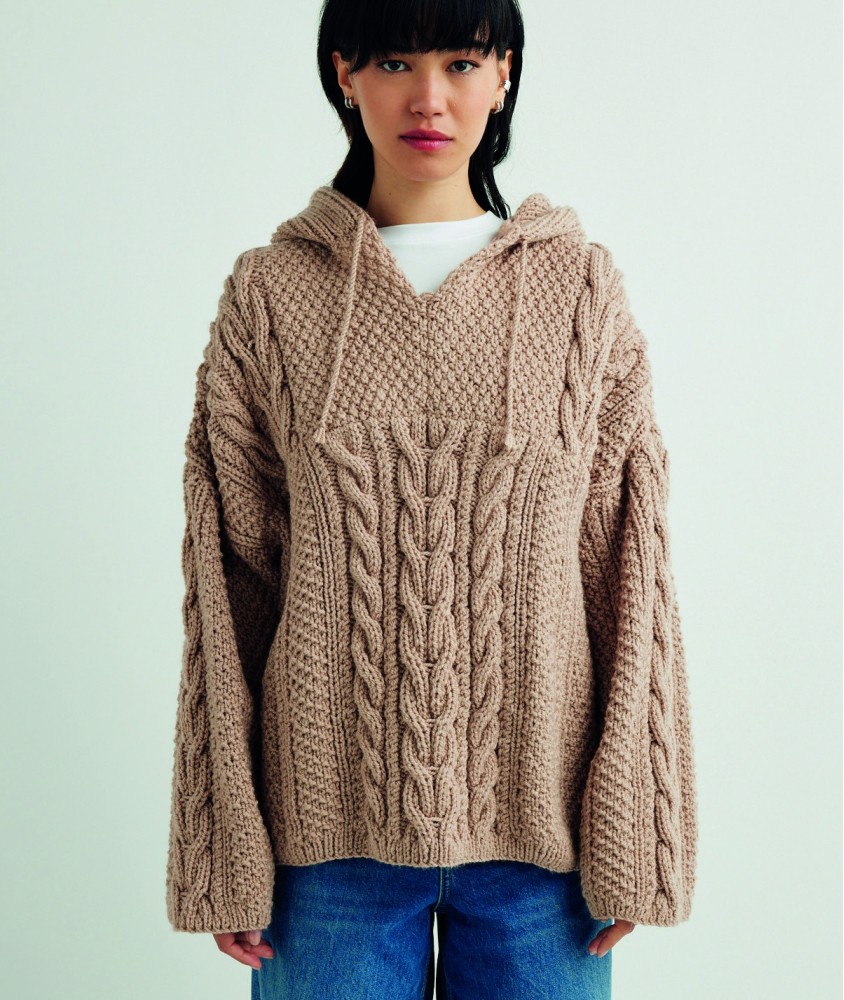 Pull Vincent lin chiné à capuche et torsades, coupe oversize, porté par une femme - Patron tricot Pingouin