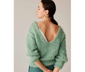 Pull Zya vert amande en mohair, décolleté en V porté dans le dos - Patron tricot Phildar