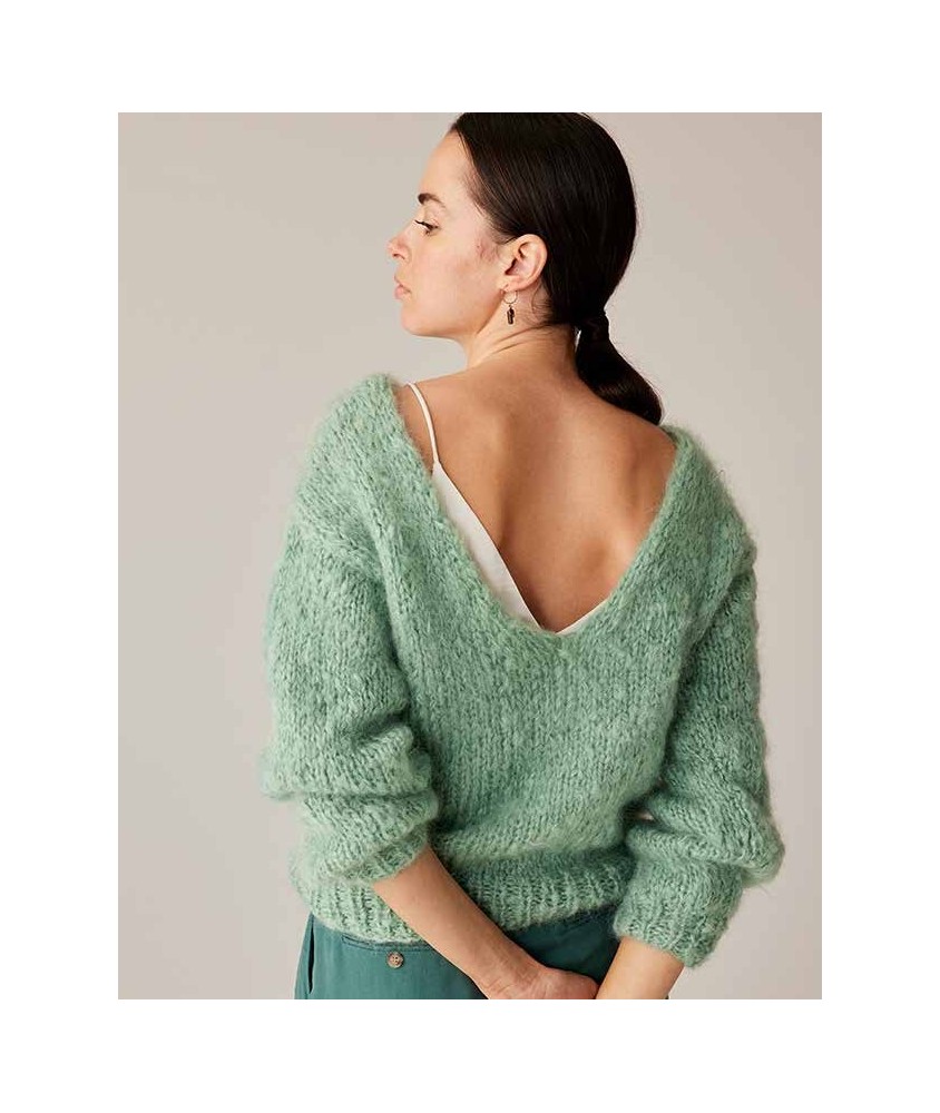 Pull Zya vert amande en mohair, décolleté en V porté dans le dos - Patron tricot Phildar