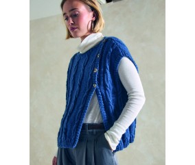 Gilet sans manches Cora bleu cobalt en baby alpaga, boutonné, porté sur un col roulé - Patron tricot Phildar